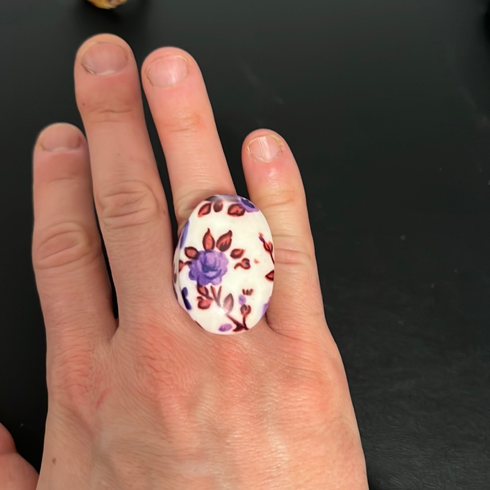 Vintage Plastic Lucite Ring, Floral, White, Purple, Boho, Retro, Size 7.75 - Picture 1 of 7